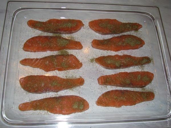 Рыба с морковкой и картошкой под сметаной в духовке