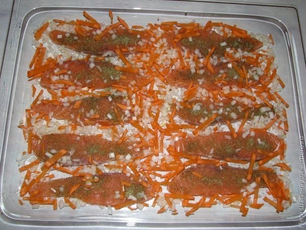 Рыба с морковкой и картошкой под сметаной в духовке