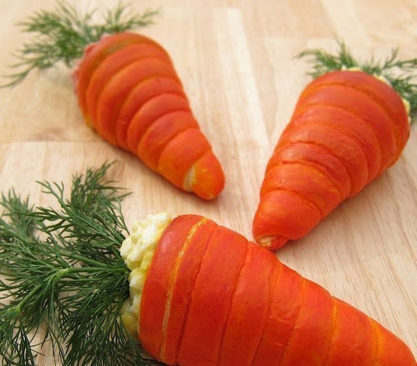 Салат в "морковках" из слоеного теста.