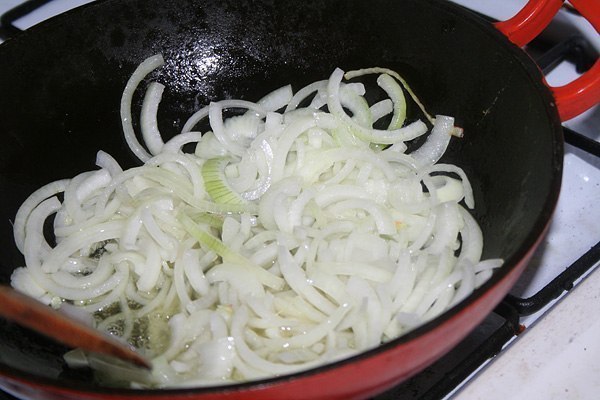 Филе индейки с рисовой лапшой, овощами и соусом терияки