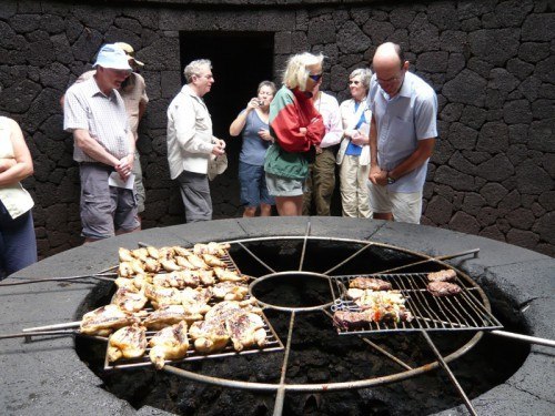 На одном из Канарских островов под названием Лансароте (Lanzarote), который славится своими многочисленными вулканами и гейзерами, расположен необычный ресторан «El Diablo» (исп. «Дьявол»). Нет, там не подают гигантские суши и не предлагают ловить свой ужин самостоятельно. Там
