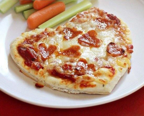 14 февраля порадуйте любимого человека необычной пиццей.