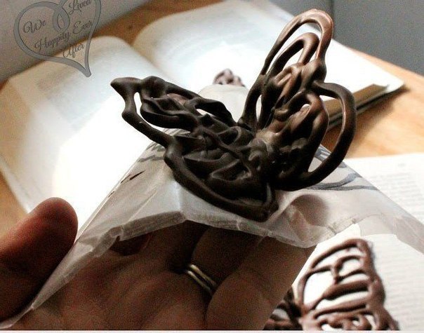 Как с помощью книги превратить жидкий шоколад в объемное украшение для торта.Вам понадобится: