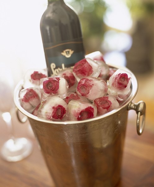 Лёд для шампанского с розами или с ягодами :)