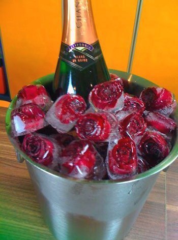 Лёд для шампанского с розами или с ягодами :)