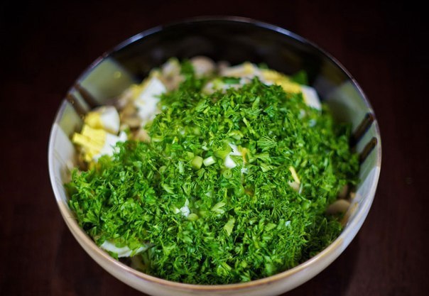 Салат из крабовых палочек с грибами.