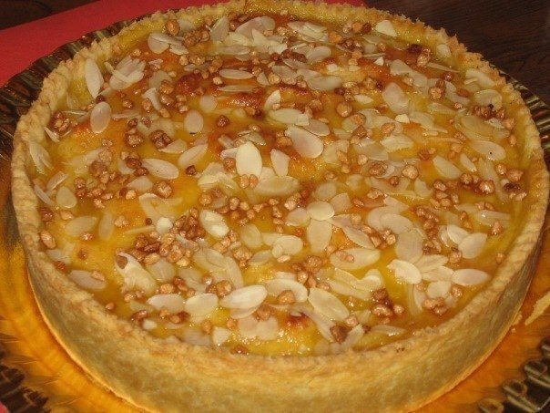 Магрибский пирог с персиками и миндалем.