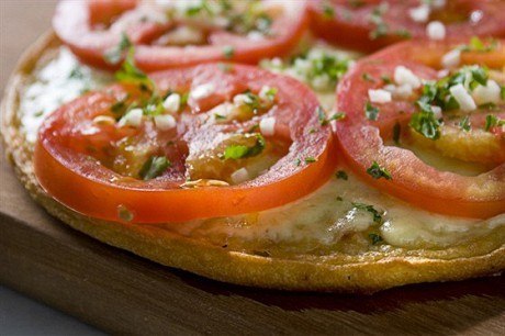 Неаполитанская пицца со свежими помидорами.