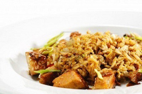 Жареный тайский рис с курицей.
