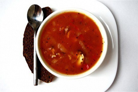 Томатный суп из морепродуктов.