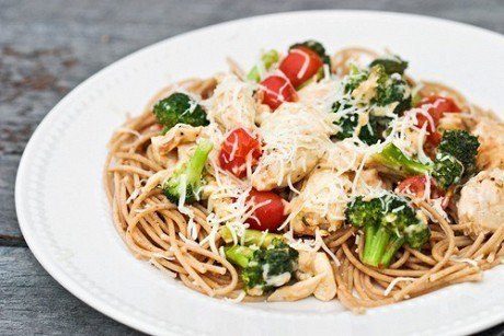 Спагетти с красным вином и брокколи.
