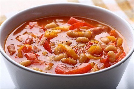 Суп из фасоли, томатов и шалфея с тостами.
