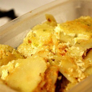 Картофель, запеченный с сыром и специями в сметанно-чесночном соусе.