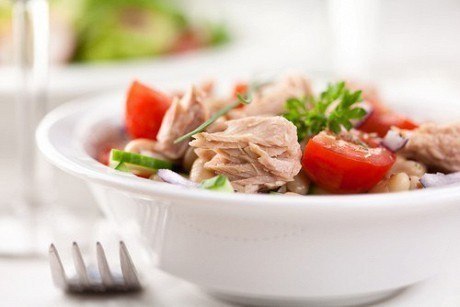 Салат с тунцом и фасолью по-тоскански.