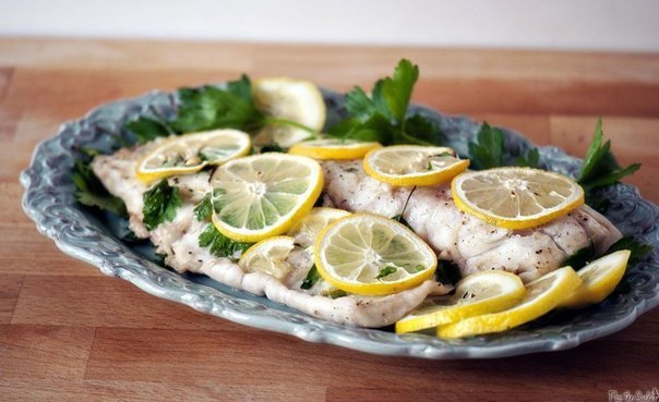 Рыба, запеченная с лимоном и петрушкой