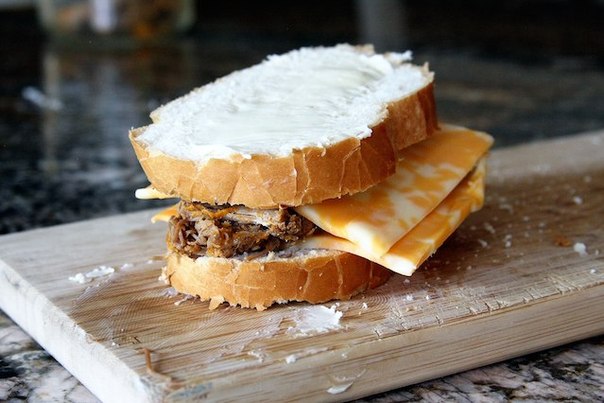 "Запеченный бутерброд с сыром и мясом"
