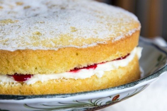 Традиционно английский бисквит "королевы Виктории" - легкий, воздушный пирог с джемом - идеален к чаю