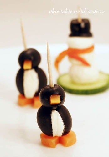 Маленькие фигурки для новогоднего стола из маслин, моцареллы, огурца и моркови.