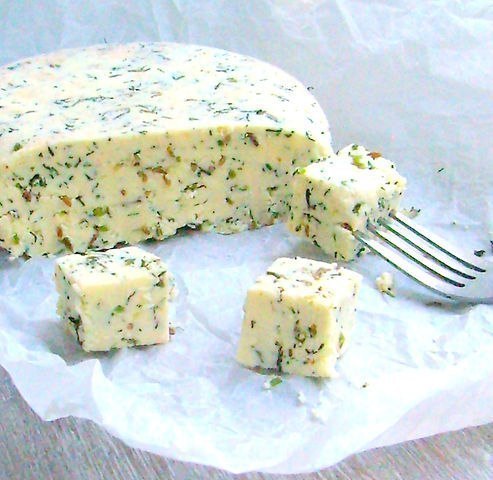 "Домашний сыр с зеленью и тмином"
