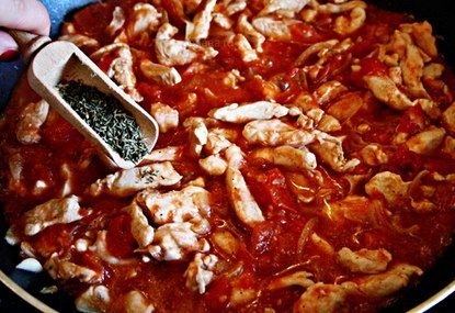 На обед ароматное куриное рагу с томатами... Наслаждаемся не только самим блюдом, но и процессом приготовления!
