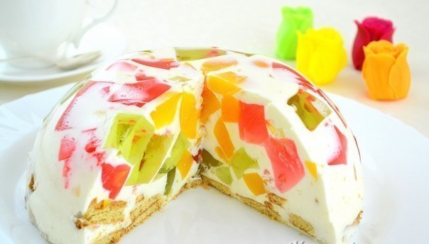 Торт «Битое стекло» получается очень ярким и жизнерадостным.