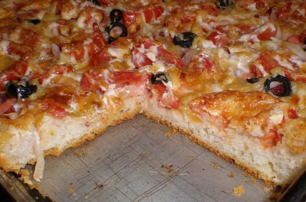 Есть пицца тонкая, а есть пицца вкусная! Данный рецепт пиццы особенно понравится любителям домашней выпечки, поскольку кроме вкусной начинки, в этой пицце есть очень вкусная, хрустящая и ароматная основа из теста.