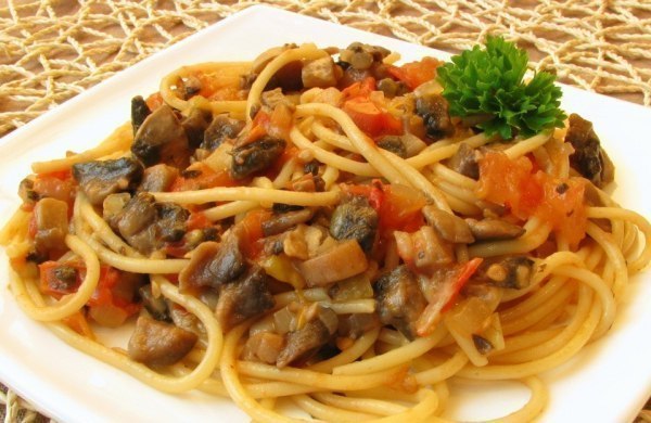"Спагетти с овощами и соевым соусом" 