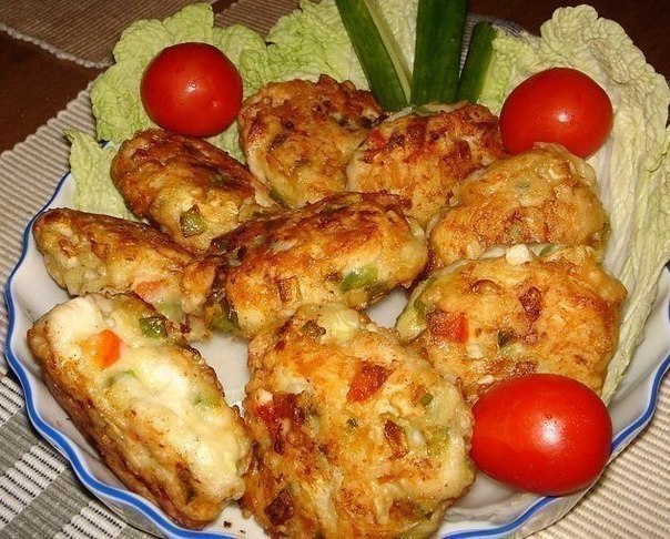 Рецепт очень вкусных и полезных котлет из куриного мяса с овощами и сыром. Вкус у этих котлет получается очень пикантный и необычный.