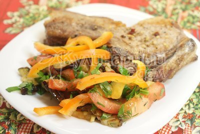 Мясо на косточке с овощным салатом