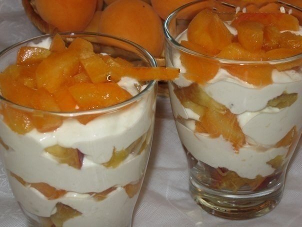 Десерт "Летний" - свежие, сочные персики и абрикосы в творожно-банановом креме с медом