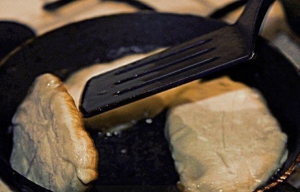 Потрясающе вкусные пирожки-лепешки с картошкой и сыром.