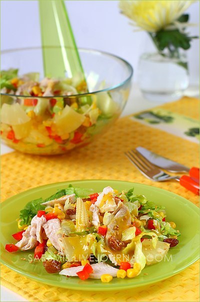 Куриный салат с овощами, изюмом и ананасами