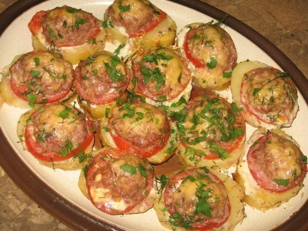 Картофель, запеченный с мясом и помидорами. 