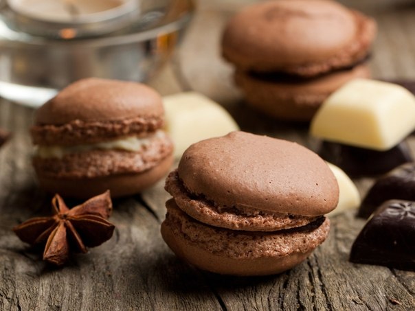 Макаруны: рецепт шоколадного и малинового печенья
