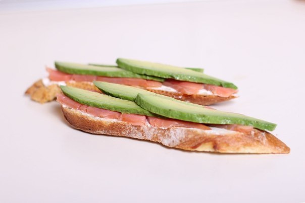 Сэндвич со слабосоленой семгой и авокадо