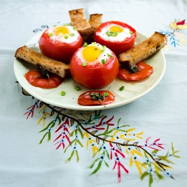 Яйца в помидорах - превосходный завтрак!
