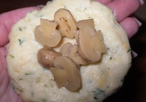Котлеты из картофеля, сыра и укропа с грибами + соус