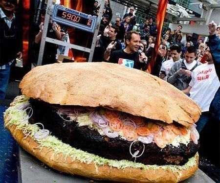 270-килограммовый гамбургер. Канадский шеф-повар установил новый мировой рекорд приготовив самый большой гамбургер в мире.