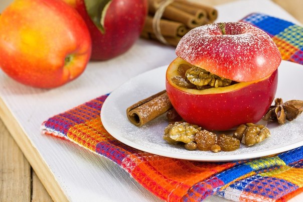 Вкус печеных яблок многим знаком с детства. С творогом, крупой или орехами – любая начинка прекрасно дополняет этот райский плод. Приготовьте их на завтрак или на десерт, и вся семья будет благодарна.