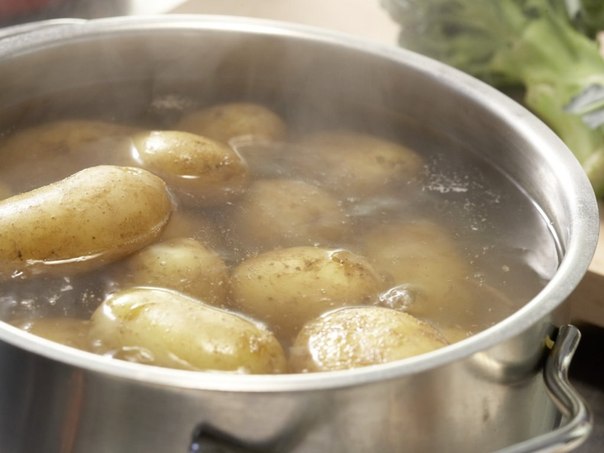 Яичница в картофельных гнездах - отличный вариант для семейного ужина!
