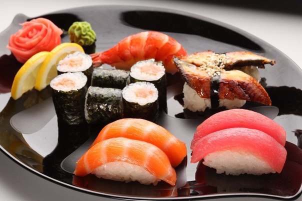 Если вы любите японскую кухню и частенько ходите в суши-бары, вам просто необходимо знать основные признаки «настоящих» суши и уметь отличать творения квалифицированного "сушиста" от любителя. 