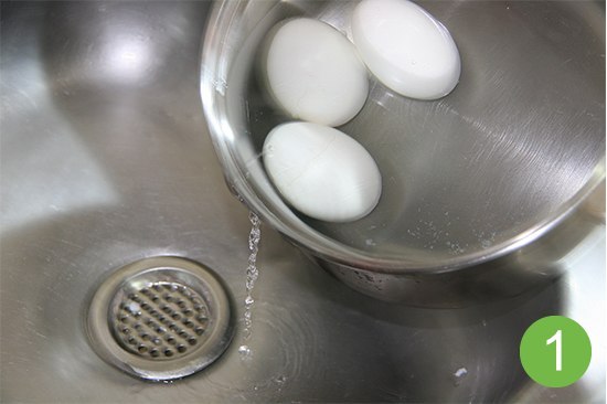 Вареные яйца легко очистятся сами, если после варки промыть их ледяной водой и хорошенько встряхнуть кастрюлю, в которой они готовились.