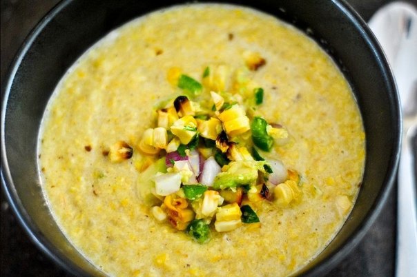 Мексиканская кухня немыслима без кукурузы. Ее добавляют в салаты, из нее делают соусы, пекут лепешки, варят каши и супы. 