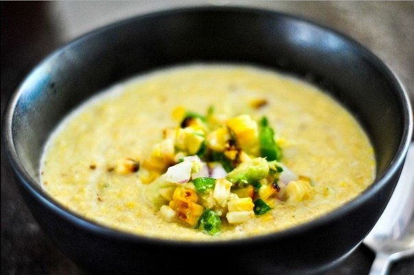 Мексиканская кухня немыслима без кукурузы. Ее добавляют в салаты, из нее делают соусы, пекут лепешки, варят каши и супы. 