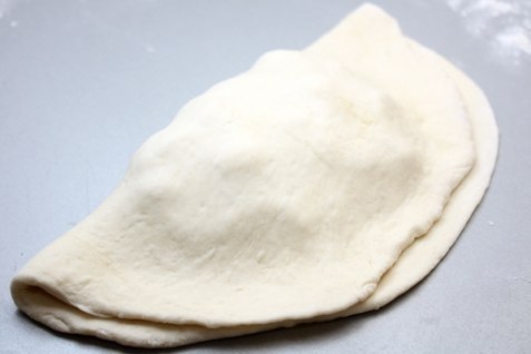 Кальцоне (итальянский пирог, на самом деле является закрытой формой пиццы)