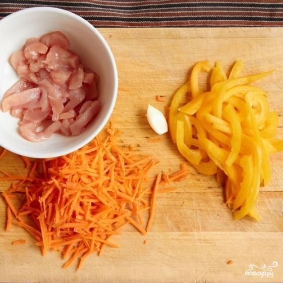 Салат с курицей, перцем и морковью