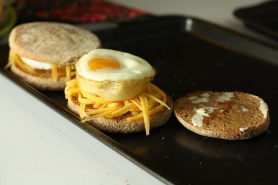 Милашки-бургеры с печёной яичницей и сыром на завтрак 