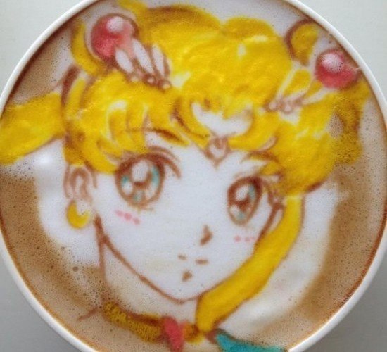 Красочные портреты аниме-персонажей на кофейной пенке.
