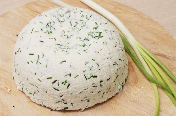 Домашний сыр с тмином и зеленым луком