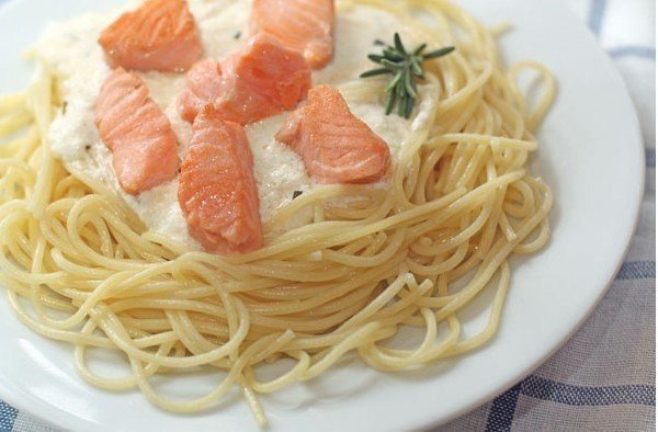 Спагетти с семгой в сливочном соусе